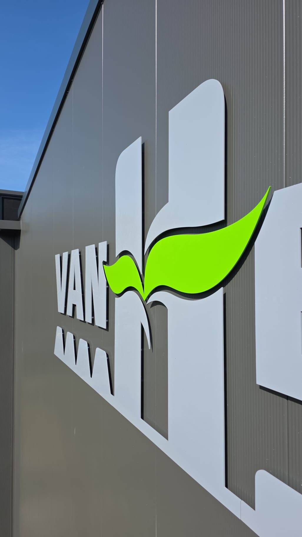 Logo op pand Van Heugten