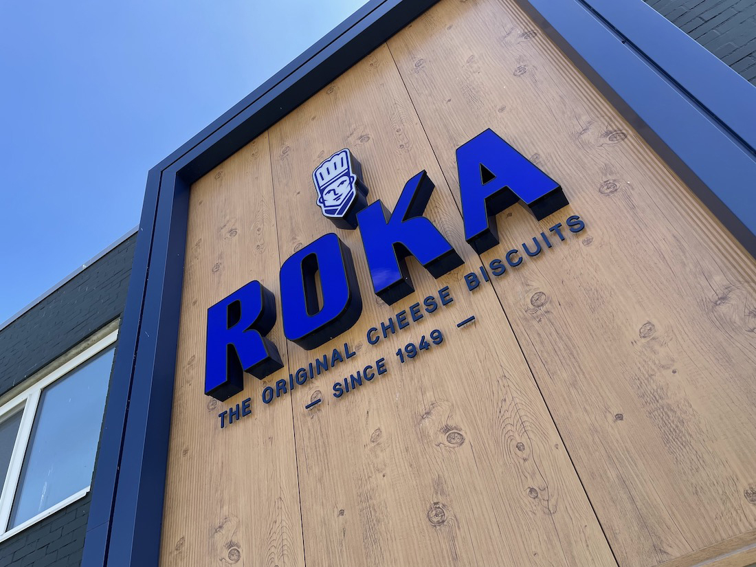 logo doosletters op pand ROKA